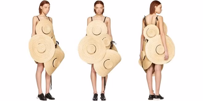 Mũ cói vốn dĩ đã là trendy item của giới trẻ Việt cho thời trang mùa hè, tưởng chừng như những chất liệu mộc mạc này không được thế giới để mắt tới thì mới đây sự ra đời của chiếc váy mũ cói được đính kết lại đã làm cho chúng ta phải thay đổi ngay suy nghĩ đó.