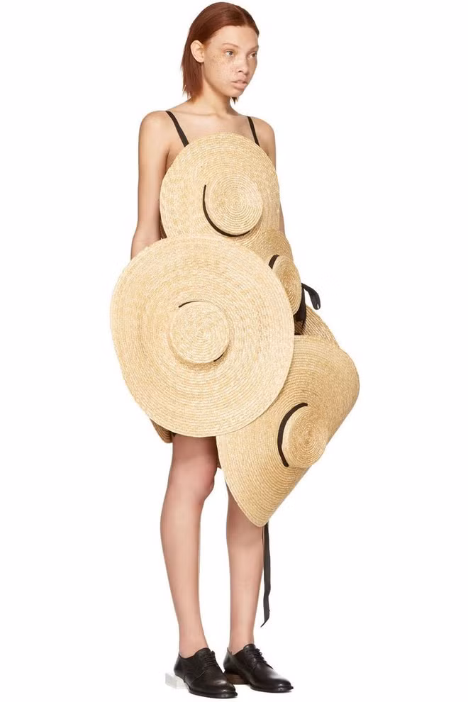 Thiết kế độc đáo này được ra đời bởi nhà thiết Simon Porte Jacquemus, với ý tưởng này nhà thiết kế mong muốn nâng tầm chiếc nón che nắng che mưa bình thường trở thành một điều gì đó độc đáo hơn.