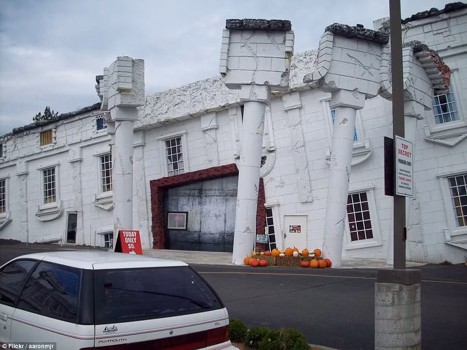 Phiên bản Nhà Trắng lộn ngược này nằm ở thành phố Wisconsin Dells (Mỹ) với những cây cột nghiêng ngả.