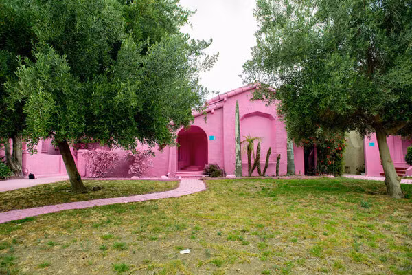 Tuy nhiên, có vẻ như những người sống lân cận không thực sự yêu thích ba căn nhà hồng rực, xinh đẹp này. Họ cho rằng màu sắc của chúng quá chói mắt và làm mất sự hài hòa của cả khu. Thêm vào đó, việc mỗi ngày có rất nhiều người trẻ đến đây chụp ảnh khiến họ thấy khó chịu vì phải chịu cảnh ồn ào, mất trật tự.