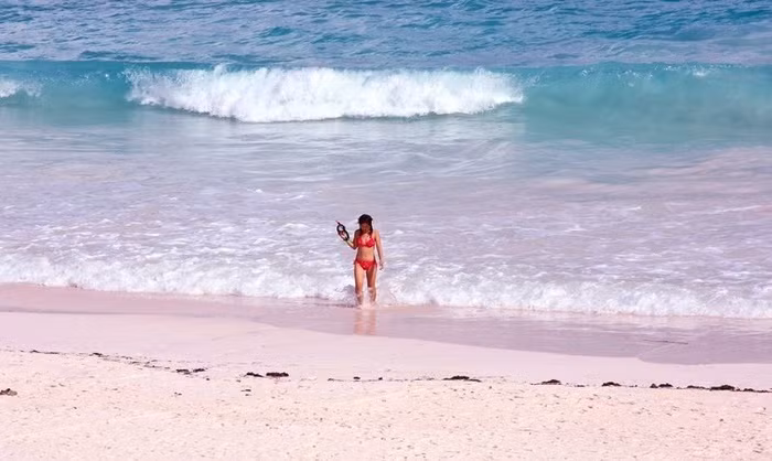 Hãy đến bãi biển vào lúc bình minh và hoàng hôn để ngắm nhìn cảnh tượng kỳ diệu chỉ có ở nơi đây. Tại đây bạn cũng có thể thỏa sức bơi, lặn, đi bộ quanh thị trấn, thăm các khu chợ địa phương thậm chí thử tài bắt cá trên biển.