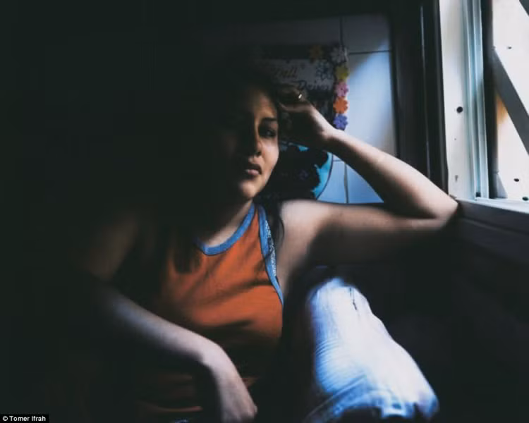 Odeh tiết lộ rằng, các tù nhân hoàn toàn bị tước quyền tự do ngôn luận hay tín ngưỡng, không được thể hiện cảm xúc của mình và nếu như cai ngục tìm thấy bất kỳ loại giấy tờ gì thì chúng sẽ ngay lập tức bị tịch thu.