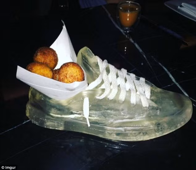 Một chiếc giày khác được dùng thay thế đĩa đựng đồ ăn.