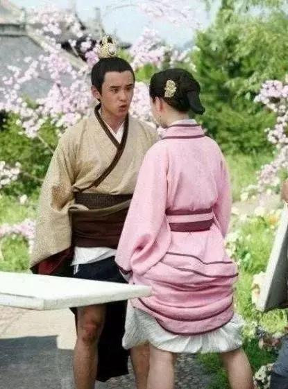 Thật không hiểu liệu có phải vì thời tiết quá nóng mà cặp đôi này phải xắn váy, xắn quần lên như vậy?