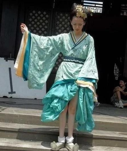 Chỉ là chụp ảnh thôi, nữ diễn viên Thích Vy có cần tạo dáng "bá đạo" thế này không? Chúng ta đã quá quen với những sao hoa ngữ dịu dàng trong bộ cổ trang kín đáo, thướt tha, chính vì thế hình ảnh này quả thực đã "phá vỡ mọi giới hạn".