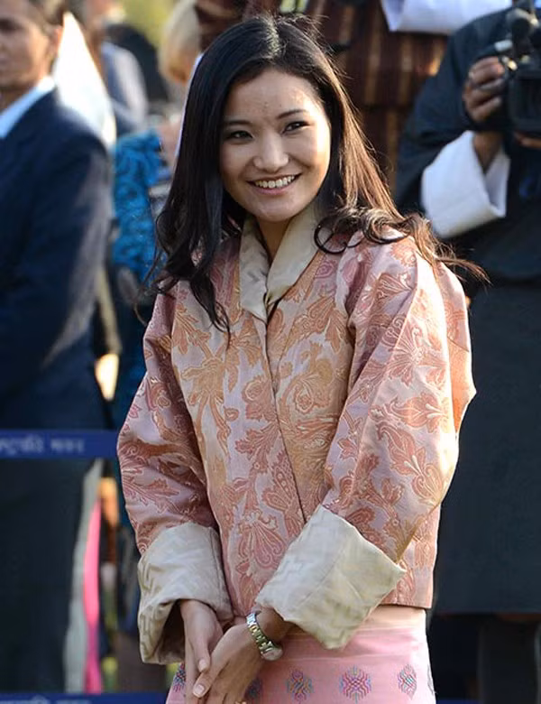 Cô được người dân yêu quý bởi sự giản dị chân thành của mình.