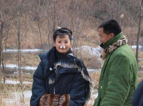 Viên Lợi cũng không kém phần tinh nghịch. Nữ diễn viên dùng hoa gài lên mũi thật đáng yêu.