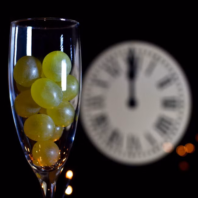 12 trái nho may mắn, Tây Ban Nha Tại Tây Ban Nha và một số quốc gia Mỹ Latinh, truyền thống đón năm mới là ăn 12 trái nho nhằm mang lại sự thịnh vượng và trái nho đại diện cho một tháng của năm tiếp theo. Nhưng bạn cần ăn một trái nho cùng với tiếng chuông vào thời khắc giao thừa. Cách lý tưởng nhất là cắn đôi trái nho và nuốt vào trong bụng. Phong tục đón năm mới này có từ năm 1909 khi những người trồng nho ở Alicante đưa ra ý tưởng này để bán được nhiều nho hơn sau vụ mùa bội thu.