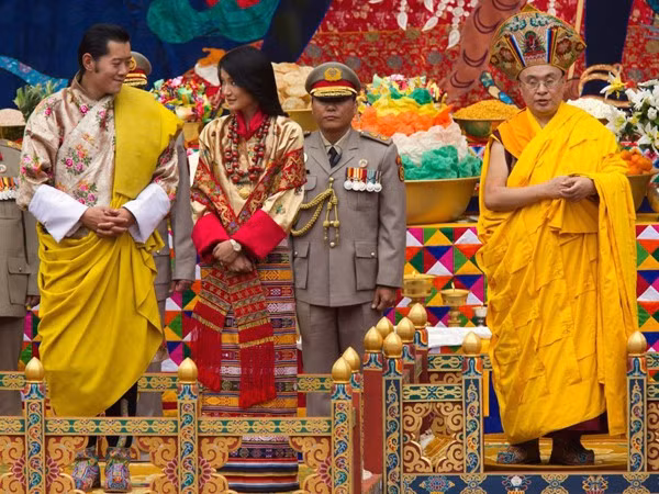 Đám cưới của cô với Vua không khoa trương như nhiều người vẫn nghĩ, hôn lễ của Quốc vương Bhutan đã diễn ra hết sức giản dị. Quốc vương chỉ yêu cầu tổ chức một buổi lễ đơn giản theo truyền thống tại một tu viện có từ thế kỷ thứ 17 trước sự chứng kiến của các thành viên hoàng tộc, không một khách nước ngoài nào được mời dự đám cưới này. Đám cưới diễn ra theo nghi lễ truyền thống bắt đầu vào lúc 8h20 sáng và được tường thuật trực tiếp trên hệ thống phát thanh truyền hình quốc gia. An ninh được thắt chặt, mạng lưới điện thoại bị tắc nghẽn và cảnh sát thực thi việc kiểm soát chặt chẽ trên tất cả các phương tiện trong khu vực rộng lớn xung quanh tu viện.