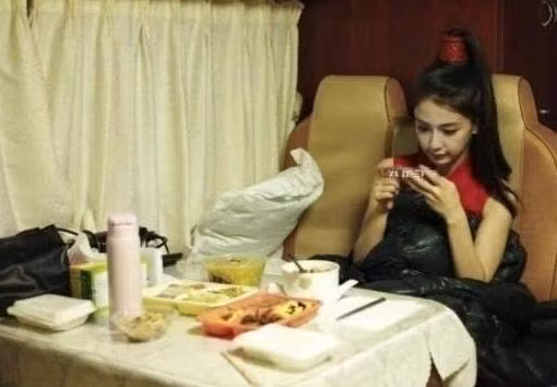 Trong giờ ăn trưa, bà xã Huỳnh Hiểu Minh chăm chú chơi điện tử. Được biết, Angela Baby là một trong số những ngôi sao Hoa ngữ nghiện game nhất hiện nay.