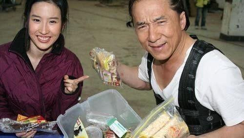 Được biết, ăn sẽ giúp con người cải thiện tâm trạng. Có lẽ vì thế mà Thành Long và Lưu Diệc Phi sử dụng quà vặt để giảm nhẹ áp lực nơi trường quay.