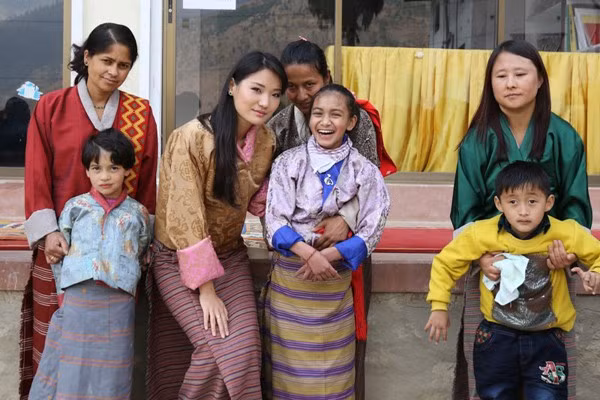 Jetsun Pema luôn có hình ảnh thân thiết bên người dân và Hoàng hậu luôn đề cao nữ quyền.