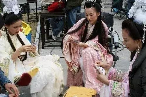 Đánh bài cũng là một cách giúp xóa tan những mệt mỏi sau làm việc. Chính bởi vậy, đây là một trong những trò chơi được các sao Hoa ngữ rất yêu thích.