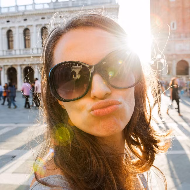 Hôn tập thể, Italia Thành phố Venice là địa điểm lãng mạn quanh năm nhưng vào đêm giao thừa tại quảng trường Piazza San Marco, hàng chục nghìn người dân địa phương và du khách tập trung xem pháo hoa, trình diễn ánh sáng và hôn tập thể. Đây là thời khắc để mọi người chia sẻ tình yêu với nhau nhằm chào đón năm mới với sự hạnh phúc từ con tim.