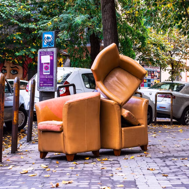 Vứt bỏ đồ đạc, Italia Tại thành phố Naples, mọi người thường vứt bỏ đỏ đạc cũ như tủ lạnh hay lò nướng khỏi ban công xuống đường. Truyền thống này được cho là mang lại sự khởi đầu tươi sáng trong năm mới. Để tránh các trường hợp gây thương vong, phần lớn người dân lựa chọn những đồ đạc nhỏ và mềm để ném ra đường.