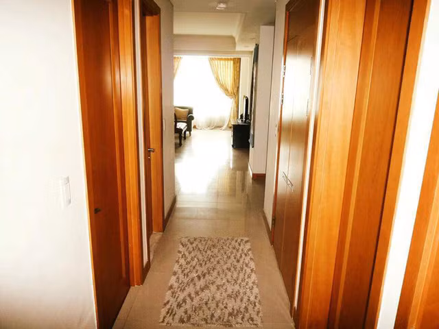 Căn hộ của Johnny Trí Nguyễn có giá khoảng 3.2 tỉ đồng, rộng 100 m2, có 3 phòng ngủ, 2 phòng tắm, nội thật đắt tiền. Không gian chủ đạo là màu nâu và vàng khiến cho căn hộ của nam diễn viên trở nên ấm cúng hơn.