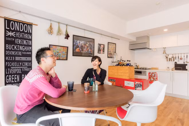 Anh Santo và vợ đã thống nhất sắp xếp các khu vực chức năng ở 4 góc của căn hộ. Khu vực chính giữa là không gian sinh hoạt chung. Các bức tường trong nhà đều được tận dụng để đặt đồ trang trí và làm không gian lưu trữ đồ đạc. Nhờ thế căn hộ trông ấn tượng và bắt mắt hơn. Căn hộ này có khung cửa sổ khá lớn giúp đón được nhiều ánh sáng vào trong nhà. Tạo cảm giác thoáng mát và sáng sủa hơn.