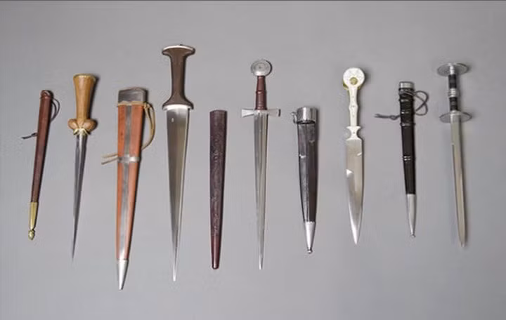 sưu tập các loại… dao găm.