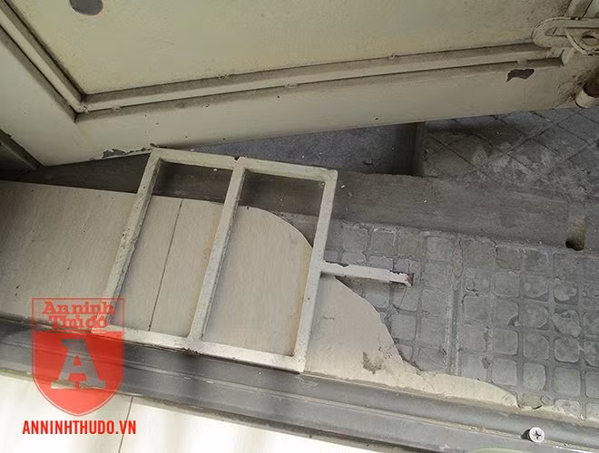 Tưởng như chắc chắn, song khung sắt ở cửa sổ lại bị bẻ quá dễ dàng!