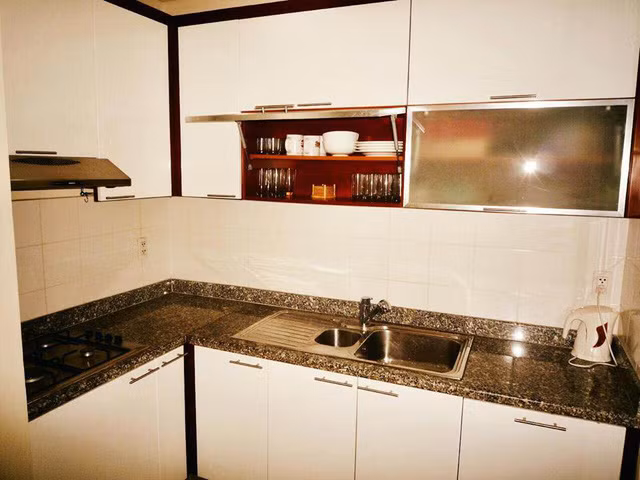 Không gian phòng bếp đơn giản, gọn gàng với tông trắng chủ đạo.