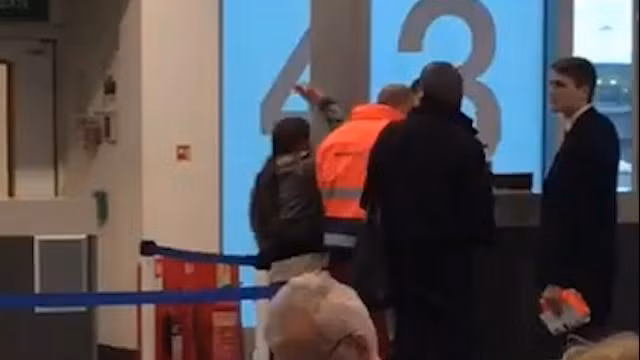 Tát nhân viên hàng không vì check-in muộn: Tháng 6, máy quay an ninh đã ghi lại cảnh hành khách thuộc chuyến bay của AirFrance từ Vũ Hán (Trung Quốc) đến Paris (Pháp) tát một nhân viên khi được thông báo đã quá hạn check-in. Hành khách này nói với nhân viên hãng hàng không rằng cô có một cuộc họp quan trọng cần có mặt. Sau đó, người phụ nữ này đã bị bắt giữ và bị cấm lên các chuyến bay của AirFrance. Ảnh: Thesun.