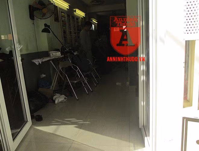 Ngôi nhà 5 tầng trong ngõ Lương Khánh Thiện (Hoàng Mai) là nơi sinh sống của một đại gia đình. Cả 4 chiếc xe máy đều được để dưới tầng 1