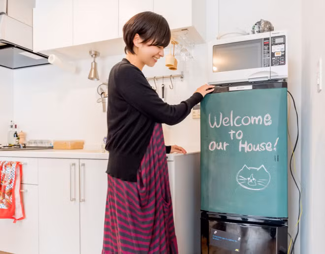 Khu vực bếp với đầy đủ lò nướng và tủ lạnh được kê sát tường. Chiếc tủ lạnh cũng được đôi vợ chồng này trang trí lại bằng một bức vẽ rất đáng yêu.