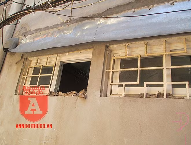 Gia chủ khẳng định luôn khóa cửa cẩn thận trước khi ngủ. Do vậy, họ không ngờ trộm đột nhập vào nhà theo lối cửa sổ thông gió ở bếp như thế này (góc chụp bên ngoài)