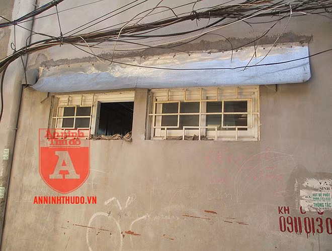 Lối đột nhập vào nhà khá nhỏ, song thế là đủ với những kẻ trộm chuyên nghiệp.