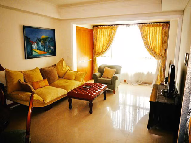 Lối đi vào căn hộ. Theo chia sẻ của nam diễn viên, căn hộ gồm 3 phòng ngủ, 2 phòng tắm, nằm trên lầu 3 của một khu chung cư cao cấp. Phòng khách rộng rãi với đồ nội thất sang trọng, dáng vẻ khá cổ điển, được thiết kế liền với ban công nên rất sáng sủa thoáng đãng.