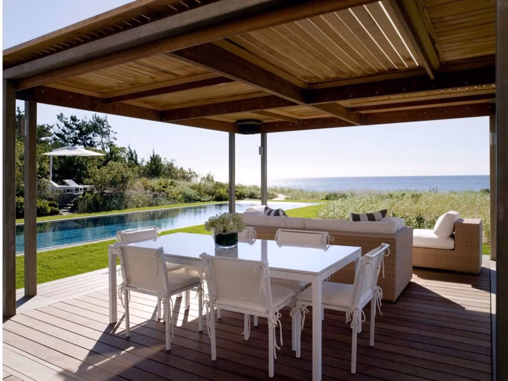 Tại đây còn có bể bơi sâu gần 20 m ngoài trời, nằm trước biển.