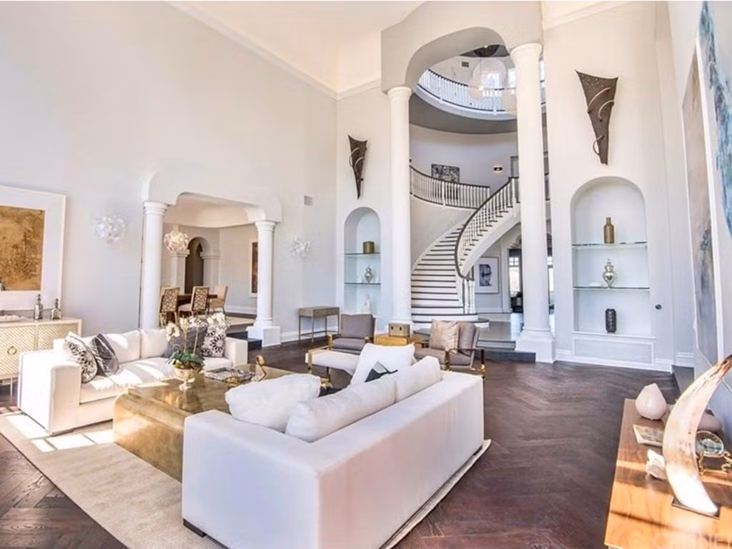 Được xây dựng vào năm 1990, dinh thự của Jake Paul có các phòng rộng lớn với trần cao.