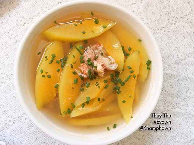 Món phụ: CANH ĐU ĐỦ NẤU TÔM Phi dầu ăn với hành tím thơm, cho tôm băm nhỏ vào và nêm ít hạt nêm và tiêu. Cho tiếp phần nước nấu canh lúc nãy vào, rồi cho đu đủ cắt miếng vừa ăn vào. Nêm nếm lại cho vừa ăn, khi đu đủ vừa chín tới tắt bếp, rắc hành ngò lên trên là món canh hoàn tất.