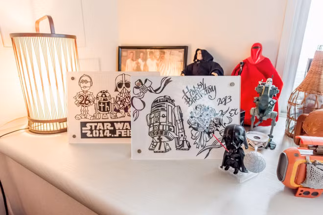 Đôi vợ chồng này rấy thích sưu tập những món đồ trang trí nhỏ xinh và đặt chúng ngay trên kệ tủ sát giường.