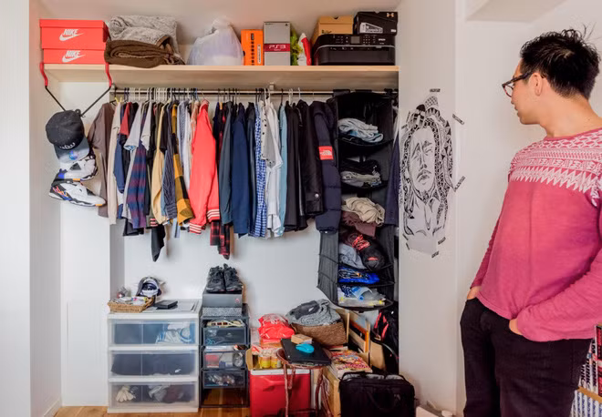 Góc chứa đồ được tận dụng ở hốc tường, chỉ sử dụng các giá treo để tiết kiệm diện tích.