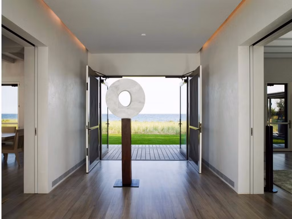 Thiết kế mở cho phép người ở có thể thưởng thức gió biển Đại Tây Dương hầu như mọi nơi trong căn nhà.