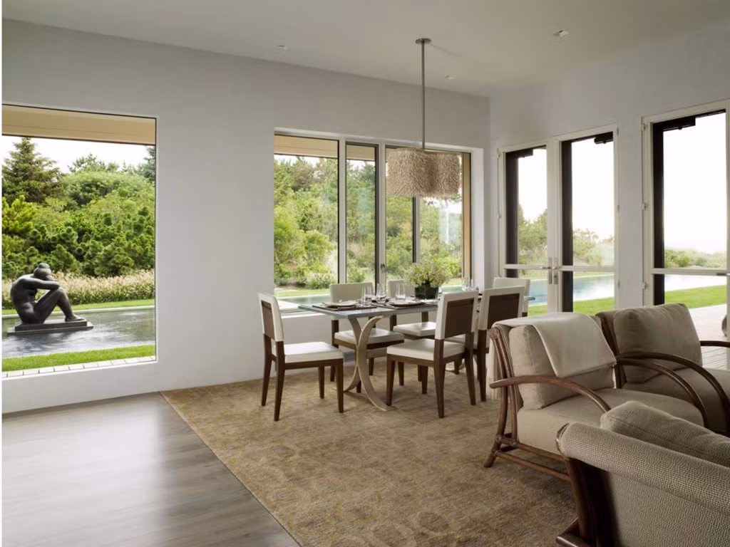 Ban đầu, dinh thự này có một căn nhà tranh nhỏ, được dựng từ những năm 1920. Sau khi mua, Rosenstein đã cho thiết kế lại thành một căn nhà trước biển lớn hơn nhiều.