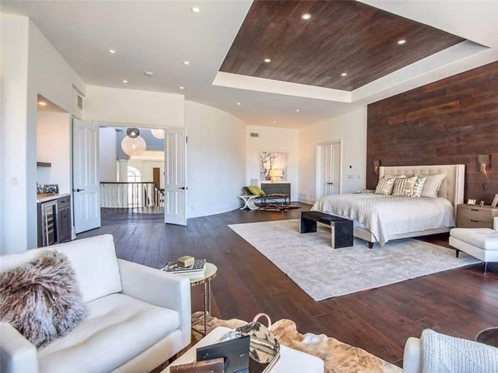 Căn nhà có tổng cộng 8 phòng ngủ.