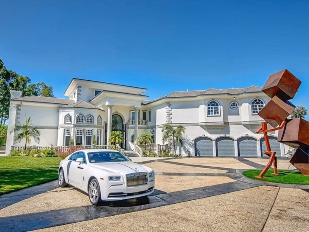 Đây là dinh thự đang được rao bán với giá 6,9 triệu USD tại Calabasas, California (Mỹ) của Jake Paul - "ngôi sao" trên trang chia sẻ video. Paul, sinh năm 1997, nổi tiếng với các video ngắn có 11 triệu người theo dõi của mình. Nằm trên mảnh đất rộng 1,4 ha, dinh thự này có diện tích sử dụng gần 1.400 m2.