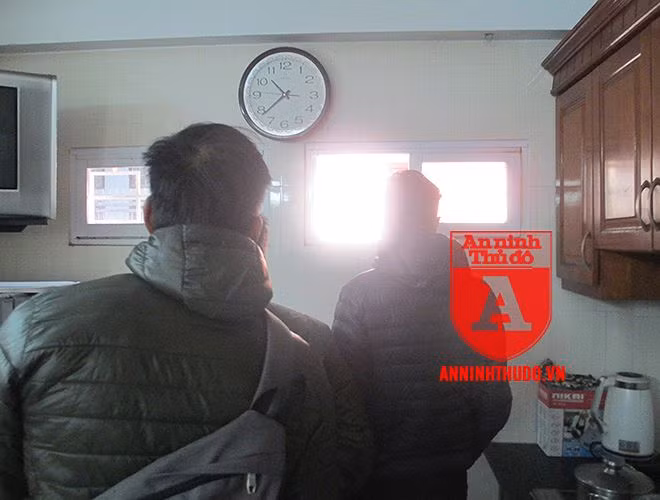 Ngay sau khi tiếp nhận đơn trình báo, các trinh sát hình sự của CAQ Hoàng Mai và CAP Tương Mai đã lập tức xuống hiện trường, tích cực điều tra, truy xét.