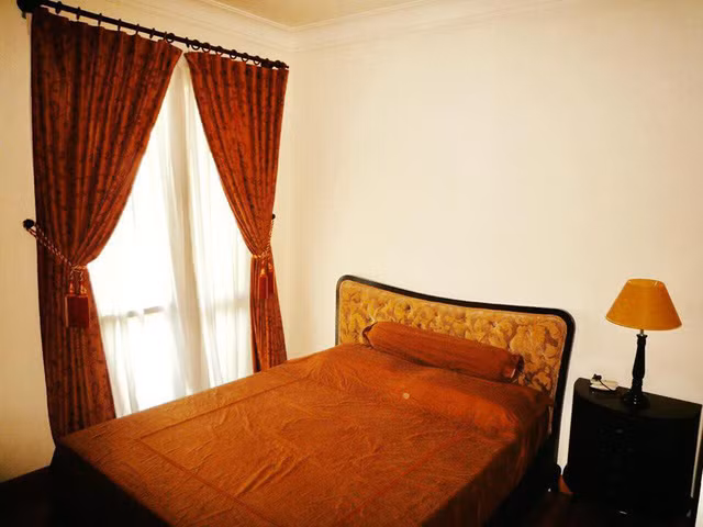 Căn hộ của nam diễn viên có 3 phòng ngủ được lát gỗ sang trọng.