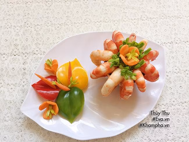 Món chính: TÔM LUỘC NƯỚC DỪA Tôm tươi mua về rửa sạch, cho vào nồi cùng 1/4 muỗng cà phê muối, 1/2 chén nước dừa tươi, củ hành tây cắt nhỏ. Luộc chín tôm. Sau đó vớt tôm cho ra đĩa, giữ phần nước lại nấu canh.