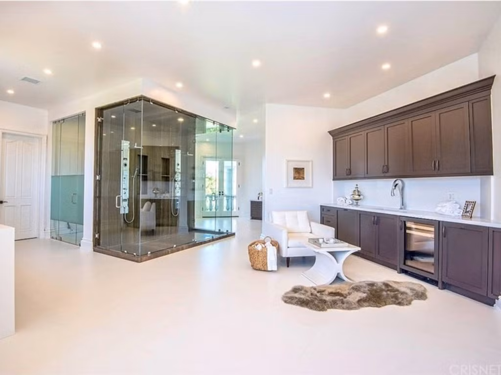 Phòng tắm lớn với tính năng chiết tinh dầu thơm.