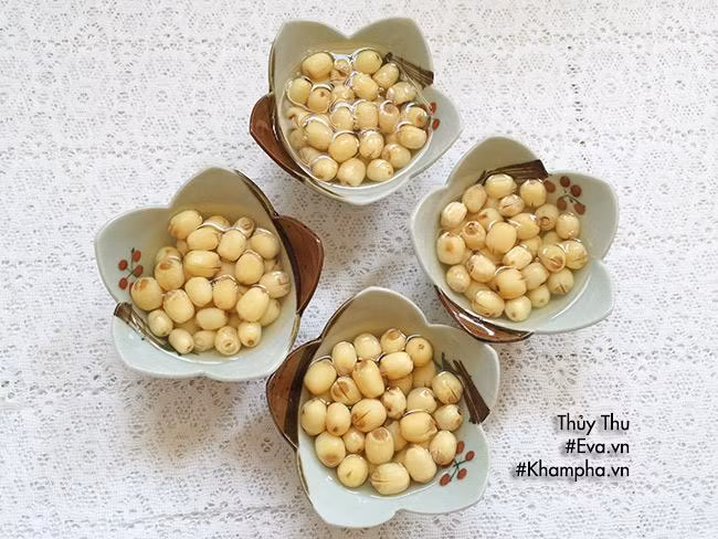 Tráng miệng: HẠT SEN NẤU ĐƯỜNG PHÈN Hạt sen mua về ngâm muối rửa sạch. Bắc nước sôi cho hạt sen, cho tiếp đường phèn vào. Khi sôi lại là tắt bếp là hoàn tất.
