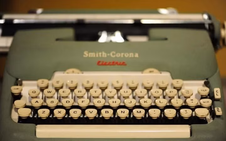 Thậm chí, nam tài tử thường mang theo một chiếc bên mình mỗi khi đi công việc.