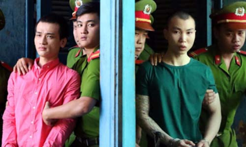 Hai bị cáo bị dẫn giải ra xe về trại giam sau phiên tòa.