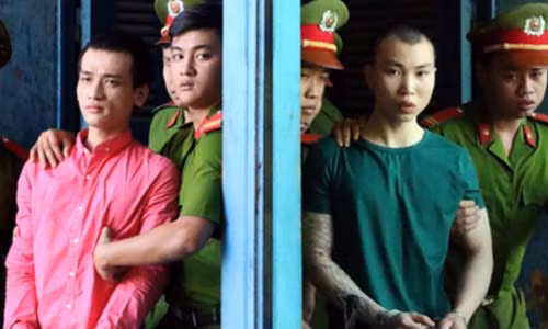 Hai bị cáo bị dẫn giải ra xe về trại giam sau phiên tòa.