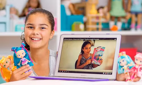 Be gai tieu hoc thanh nu hoang Youtube chi nho do choi