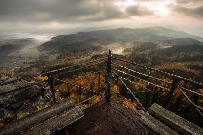 Khung cảnh công viên Rudawy Janowickie lúc còn mờ sương làm rung động trái tim của những người yêu cái đẹp.