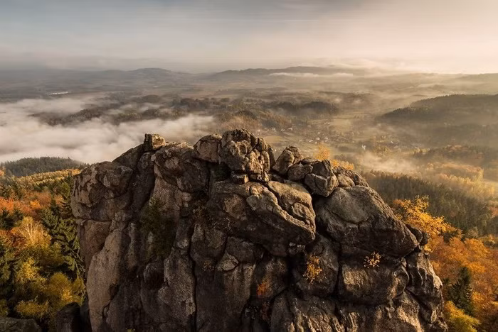Khung cảnh công viên vẫn còn được bao phủ trong một lớp sương mỏng khi bình minh thức giấc. Tác giả Piotr Halka đã leo lên đồi cao để có được những góc chụp ưng ý nhất.